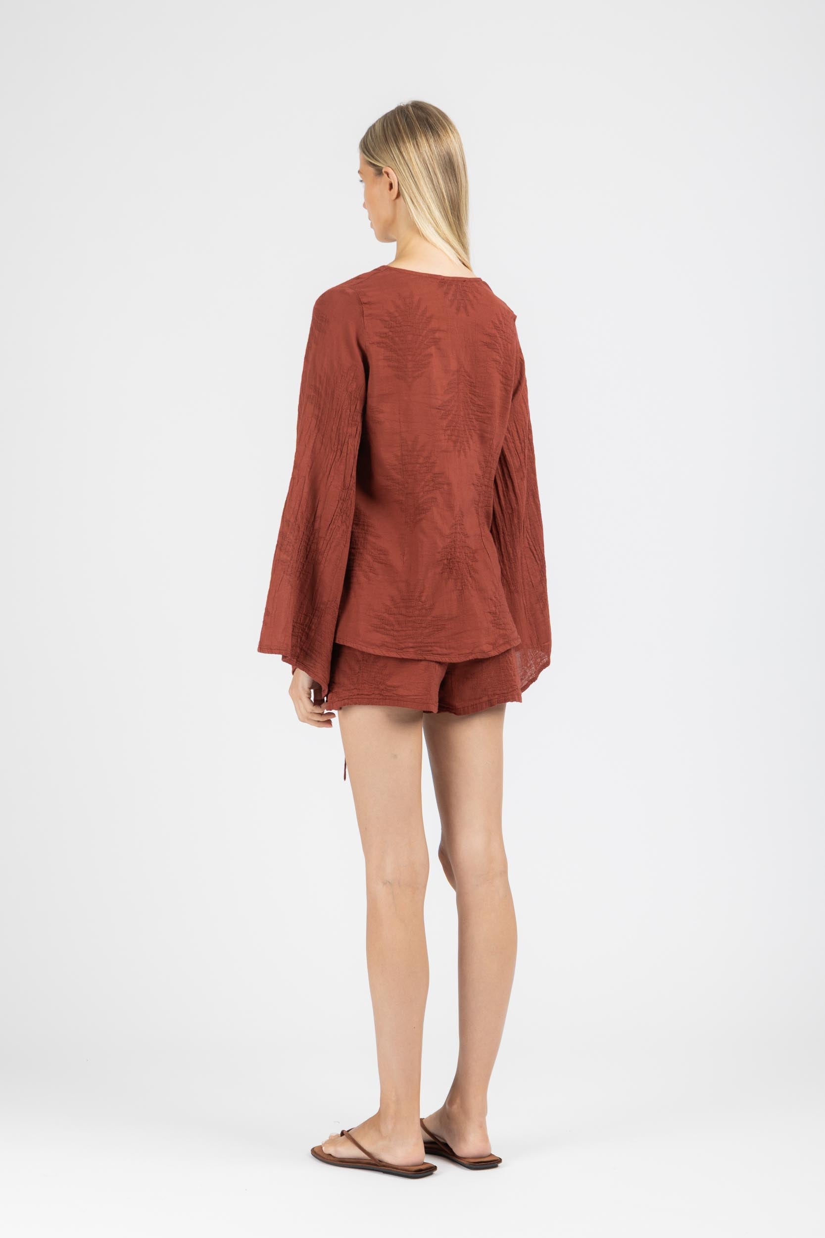 TOP WITH SLEEVES