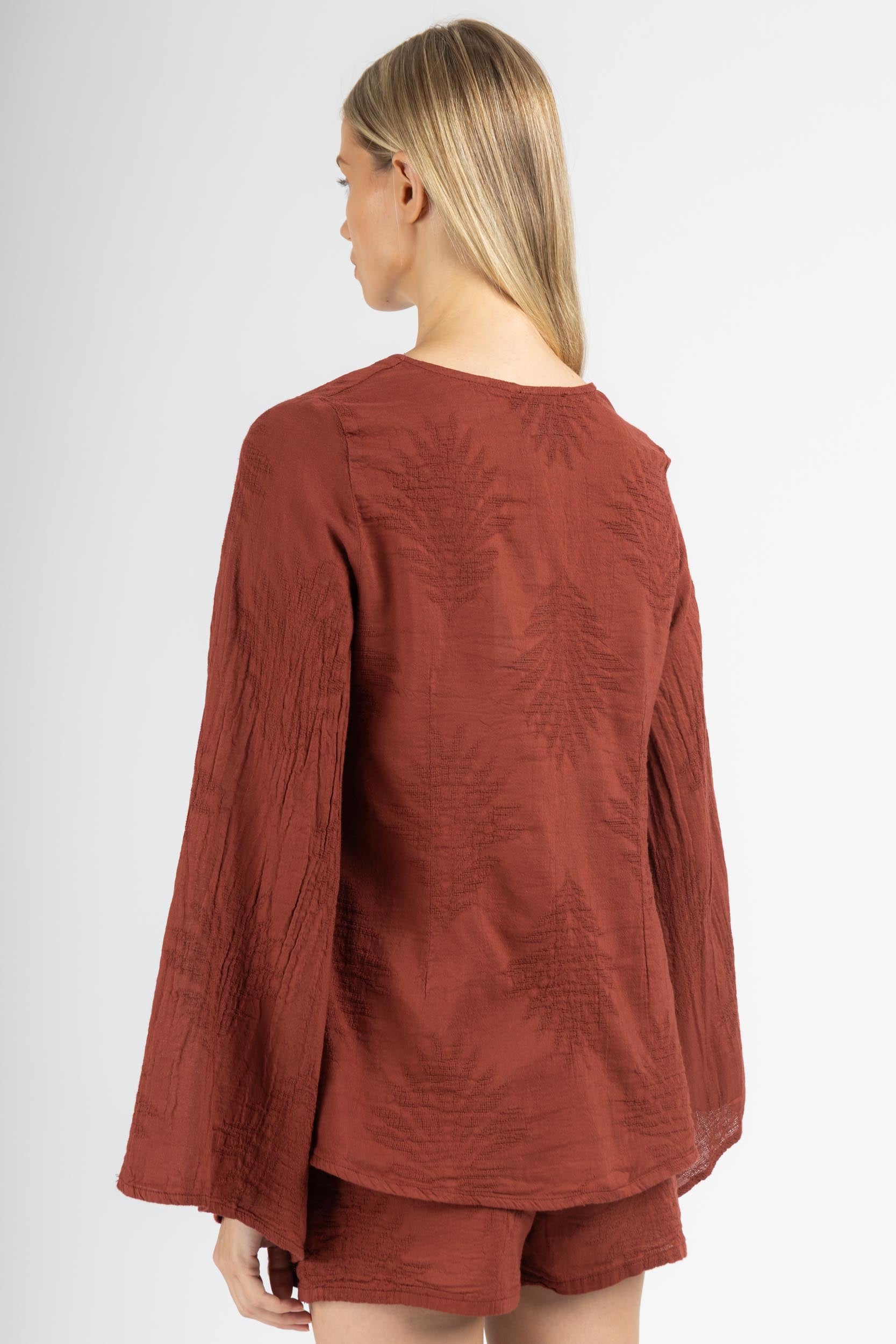 TOP WITH SLEEVES